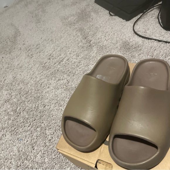 yeezy slide, earth brown color way - Picture 9 of 10